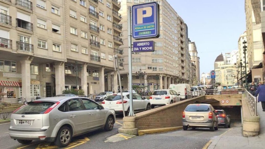 Entrada parking Rosalía de Castro